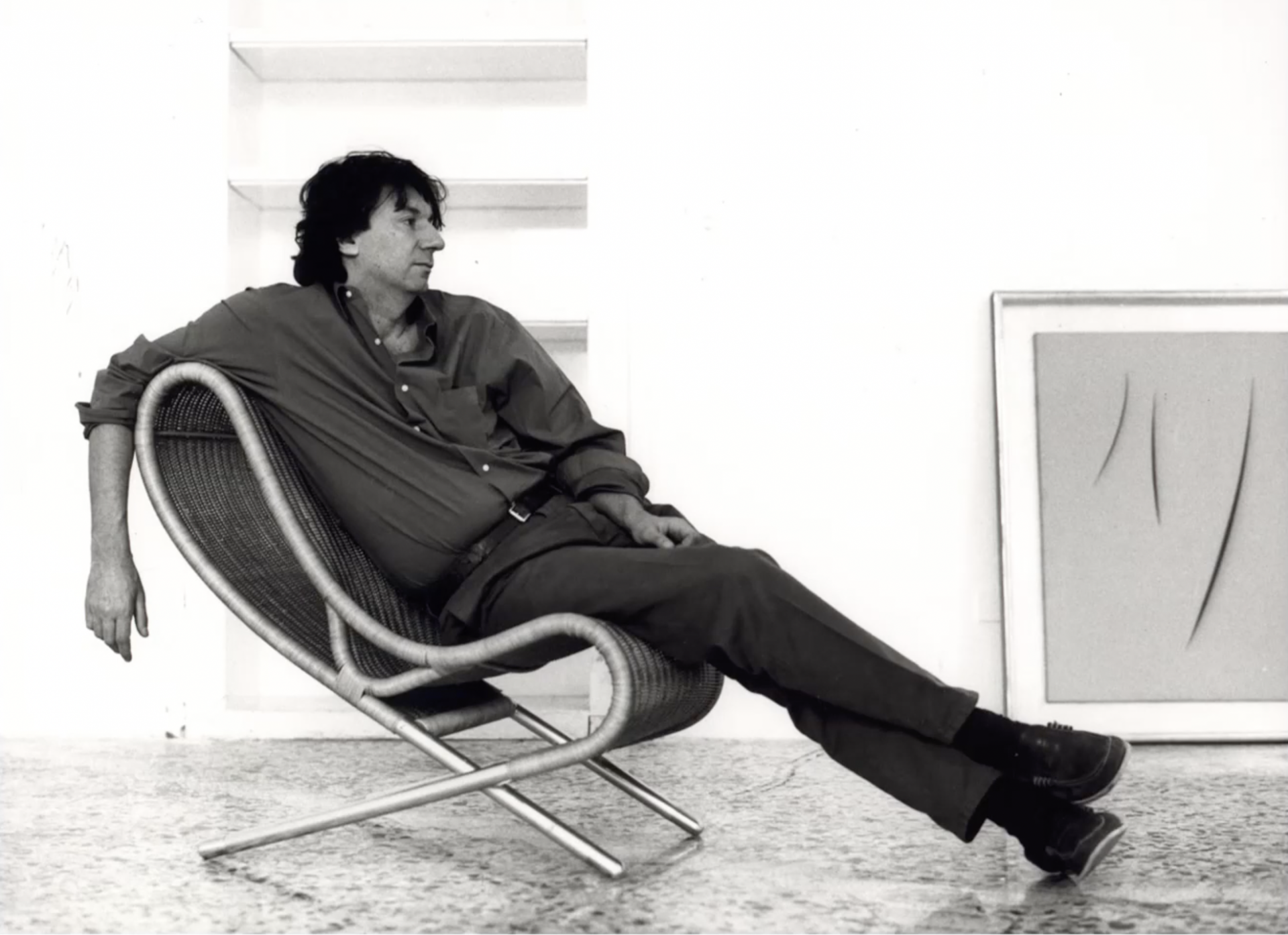 Sergio Casoli fotografato da Aldo Agnelli accanto a un'opera di Lucio Fontana