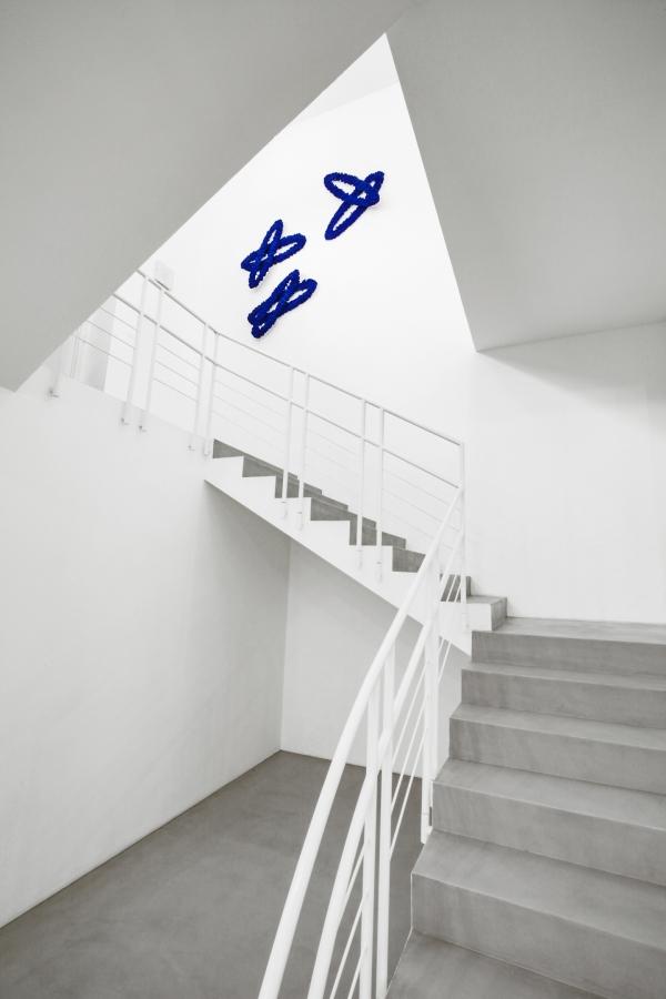 01_Pino Pinelli_A arte Invernizzi Veduta parziale della mostra Pino Pinelli A arte Invernizzi, Milano, 2024, Courtesy A arte Invernizzi, Milano Foto Bruno Bani, Milano