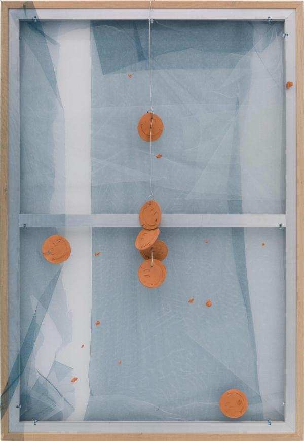 Franscesco João, Senza Titolo, 2023, Tessuto, argilla, cavo in acciaio zincato, telaio in alluminio, 145 × 100 × 4 cm