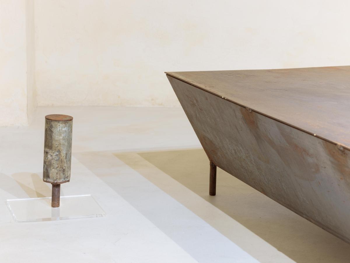 Miroslaw Balka, Installa'on view At My Beginning Is My End, Galleria Raffaella Cortese, Albisola, Ph. Alessio Belloni